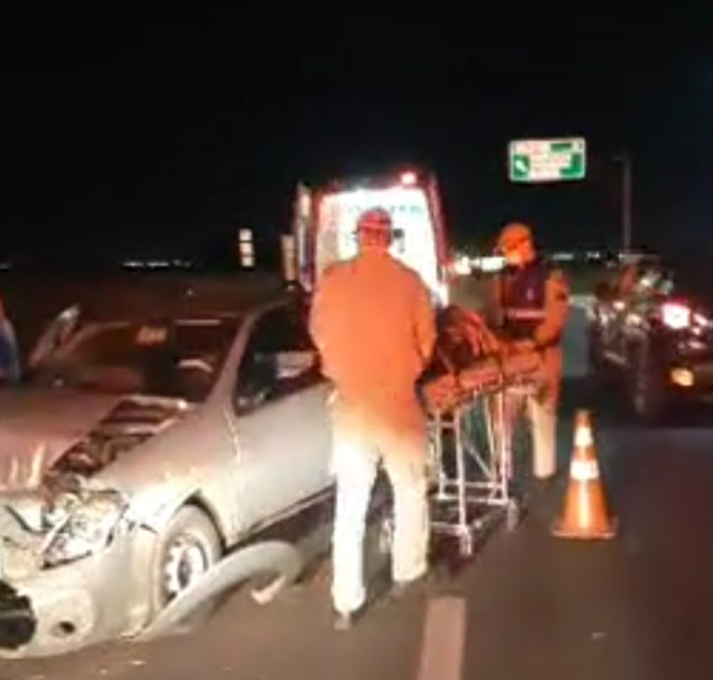 Colisão entre dois carros deixa cinco pessoas feridas na PR-986, em Rolândia