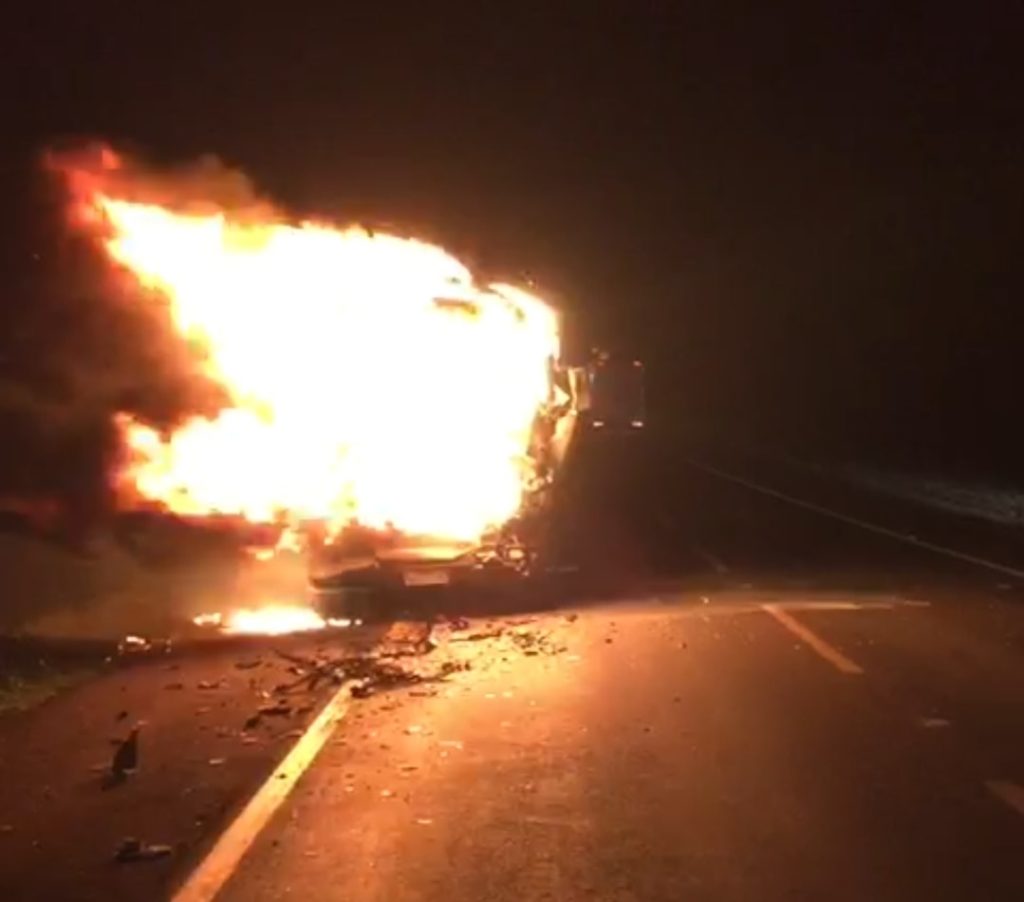 Caminhão colide na traseira de carreta e motorista morre carbonizado na PR-445
