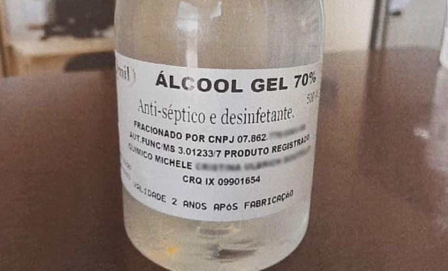 Polícia descobre fábrica clandestina de “álcool em gel” e prende cinco pessoas em Curitiba Imagem referente a Polícia descobre fábrica clandestina de “álcool em gel” e prende cinco pessoas em Curitiba