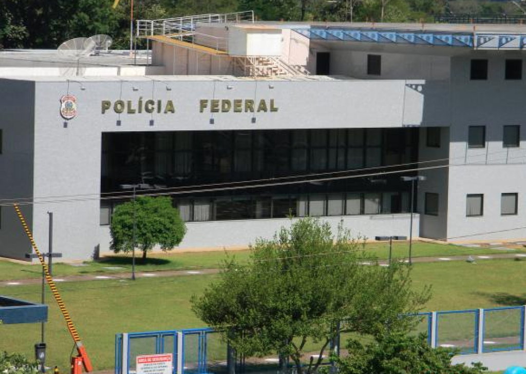 PF faz operação contra tráfico internacional de armas e acessórios