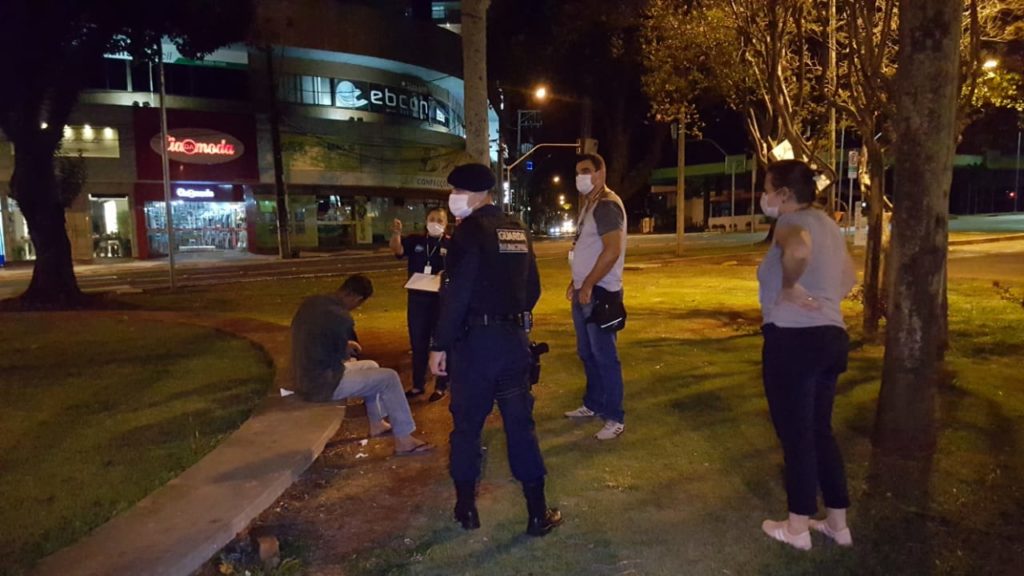 Abordagens são realizadas por forças de segurança em segunda noite de toque de recolher em Cascavel