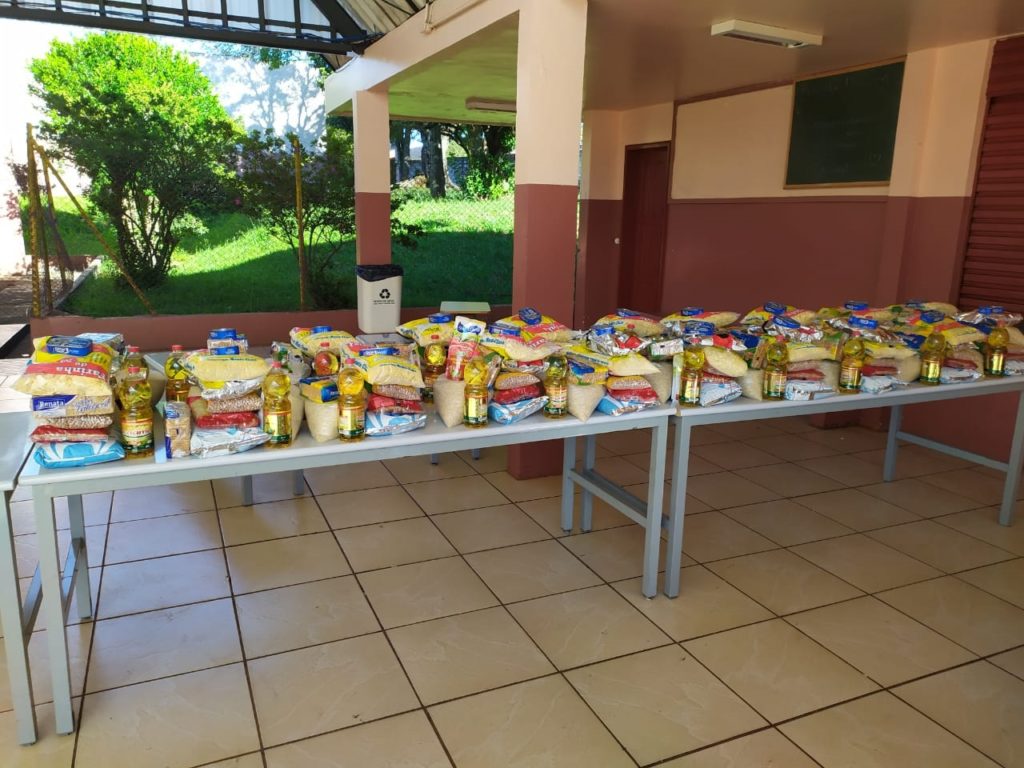 Colégio do Bairro Guarujá realiza entrega de cestas básicas para famílias carentes cadastradas no Bolsa Família