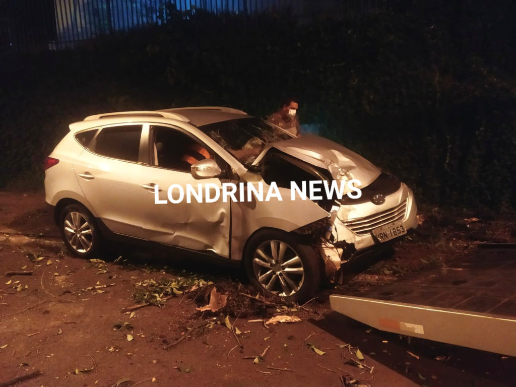 Motorista fica ferido ao bater carro contra árvore na Avenida Salgado Filho, em Londrina