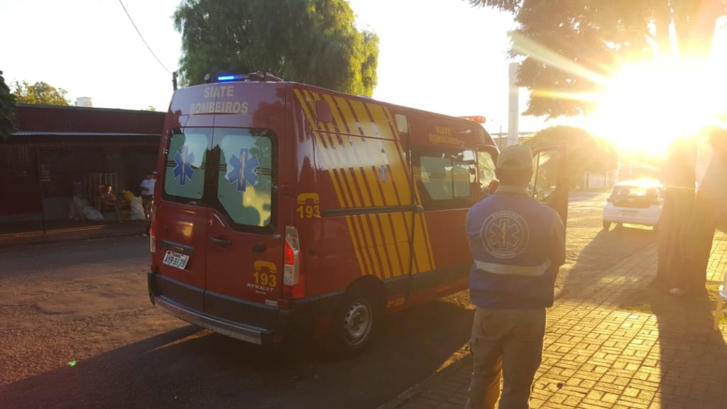 Mulher com ferimento na perna é socorrida pelo Siate no Bairro Santo Onofre