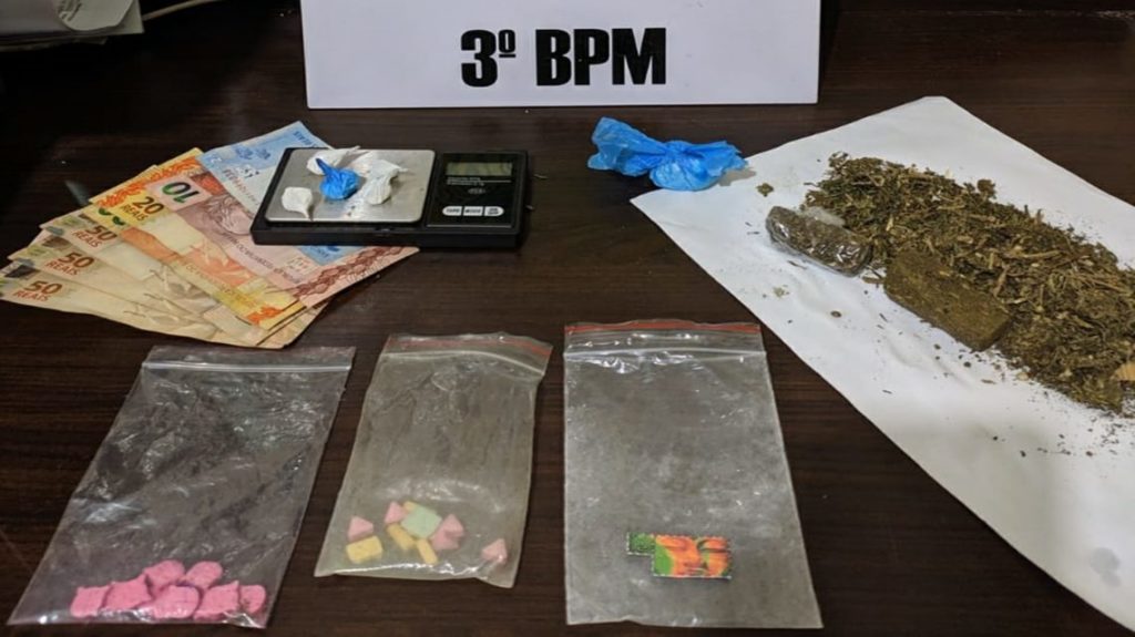 Polícia Militar apreende cocaína, crack, LSD, ecstasy e maconha em Pato Branco