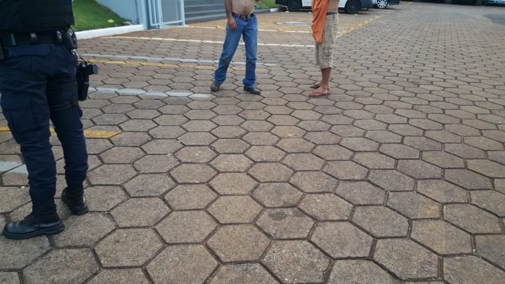 Padrasto e enteado brigam com facão e telha no Cascavel Velho