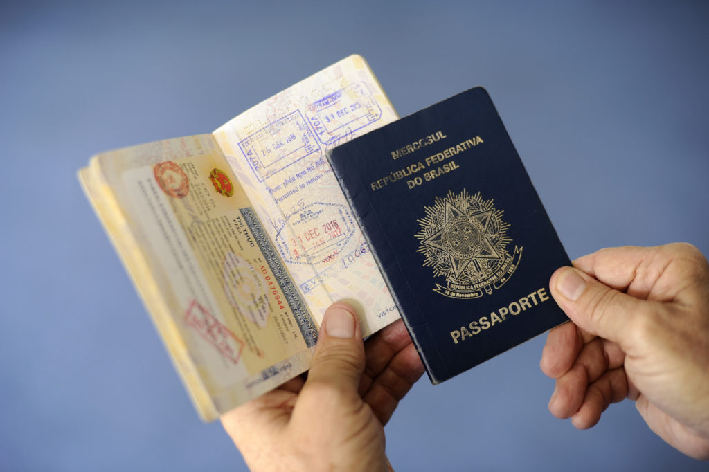 Proposta restringe a emissão de passaportes diplomáticos brasileiros