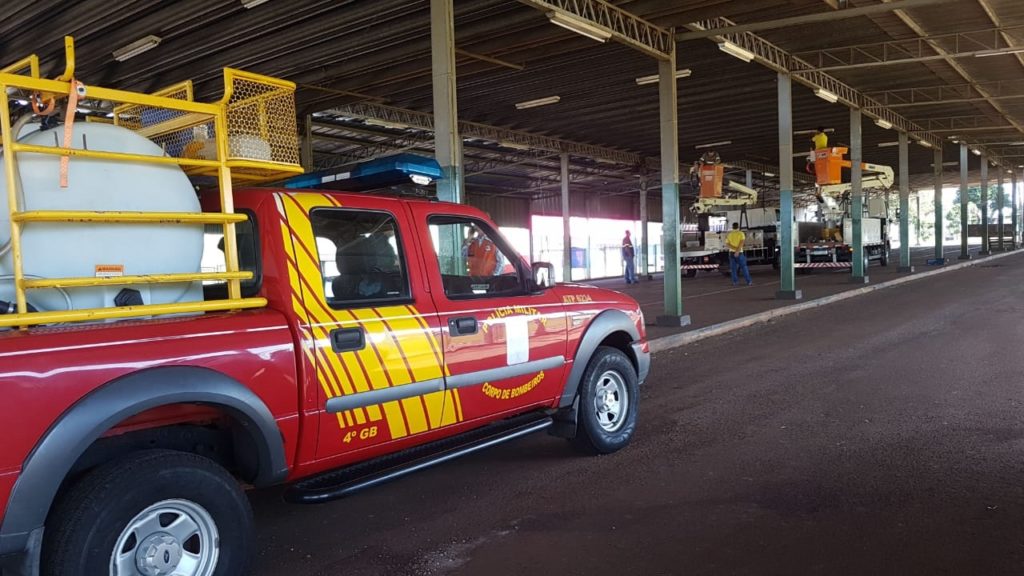 Corpo de Bombeiros faz procedimentos de higienização em espaços públicos da cidade