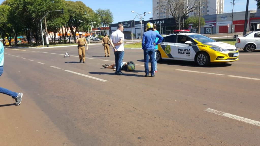 Durante conversão para acessar a Avenida Brasil, carro atinge motociclista