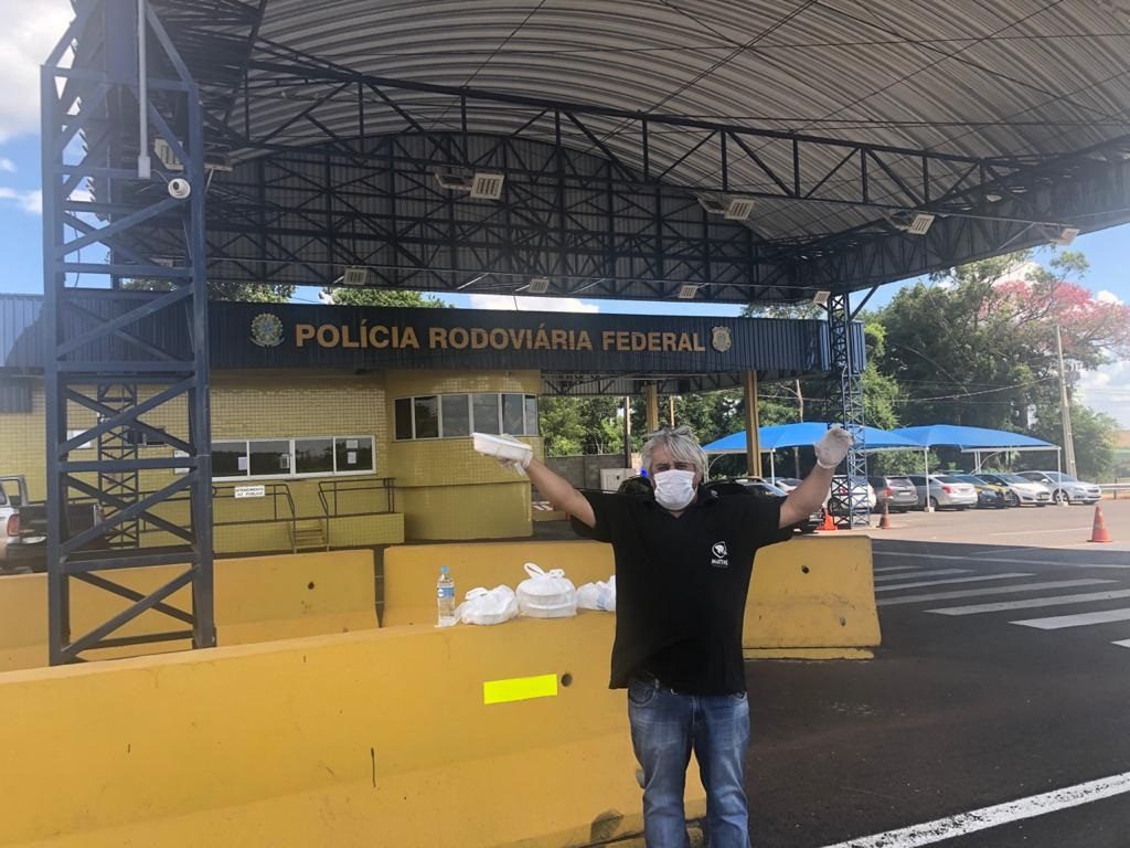 Coronavírus: PRF acolhe mecânico que distribuía marmitas a caminhoneiros à beira de rodovia no Paraná