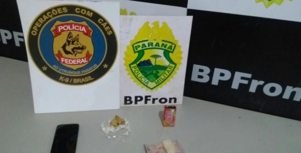Cães farejadores da PF ajudam militares do BPFron a encontrar pedras de crack em Guaíra