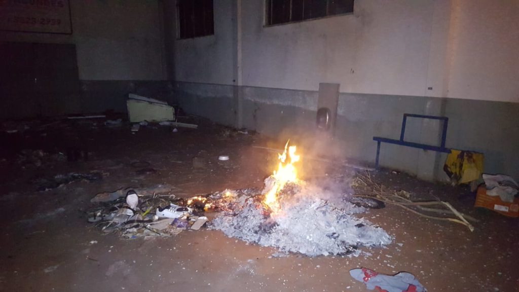 Bombeiros controlam fogo em entulhos no interior do salão comunitário do Brasmadeira
