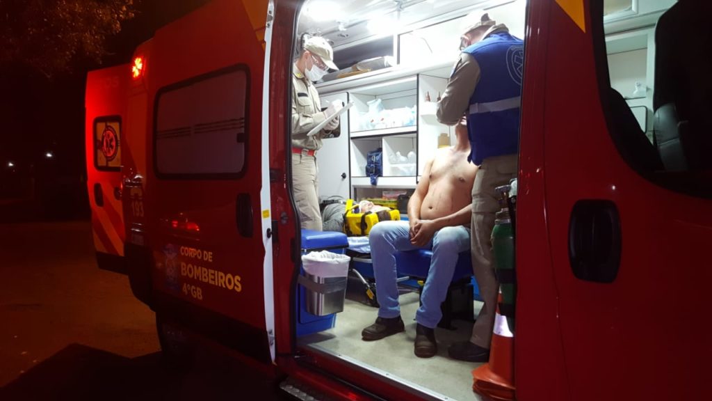 Carro cai em barranco e homem fica ferido no Cataratas Carro cai em barranco e homem fica ferido no Cataratas