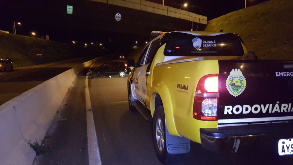 Motorista evita atropelar cão, mas bate carro contra mureta na PRC-467 Motorista evita atropelar cão, mas bate carro contra mureta na PRC-467