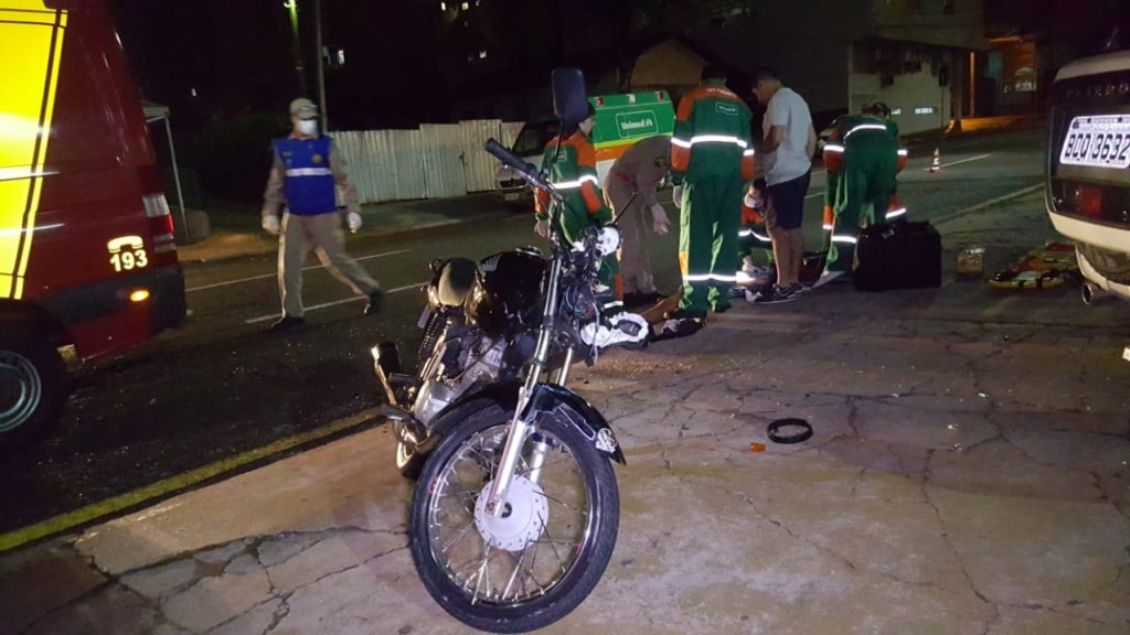 Acidente entre carro e moto é registrado na Rua Minas Gerais Acidente entre carro e moto é registrado na Rua Minas Gerais