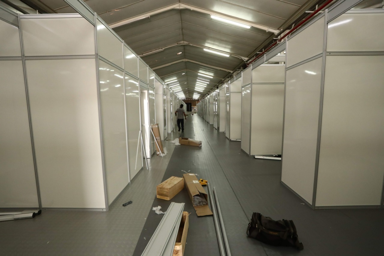 Imagens mostram ‘hospital’ que está sendo montado dentro do Centro de Eventos de Cascavel