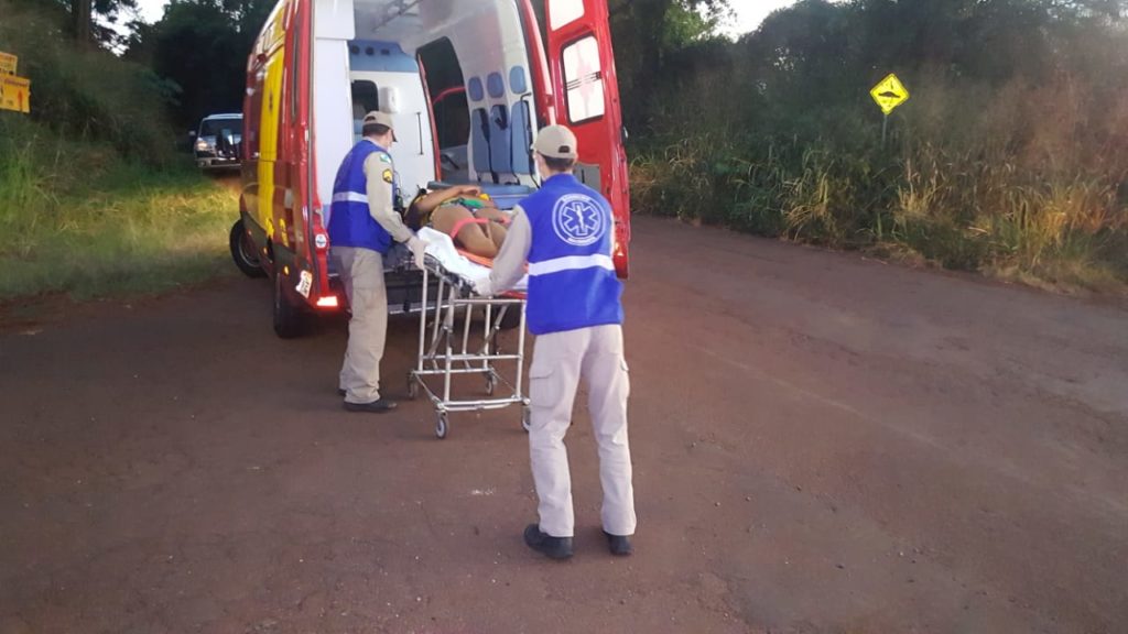 Queda de moto deixa duas mulheres feridas na Estrada Rio da Paz