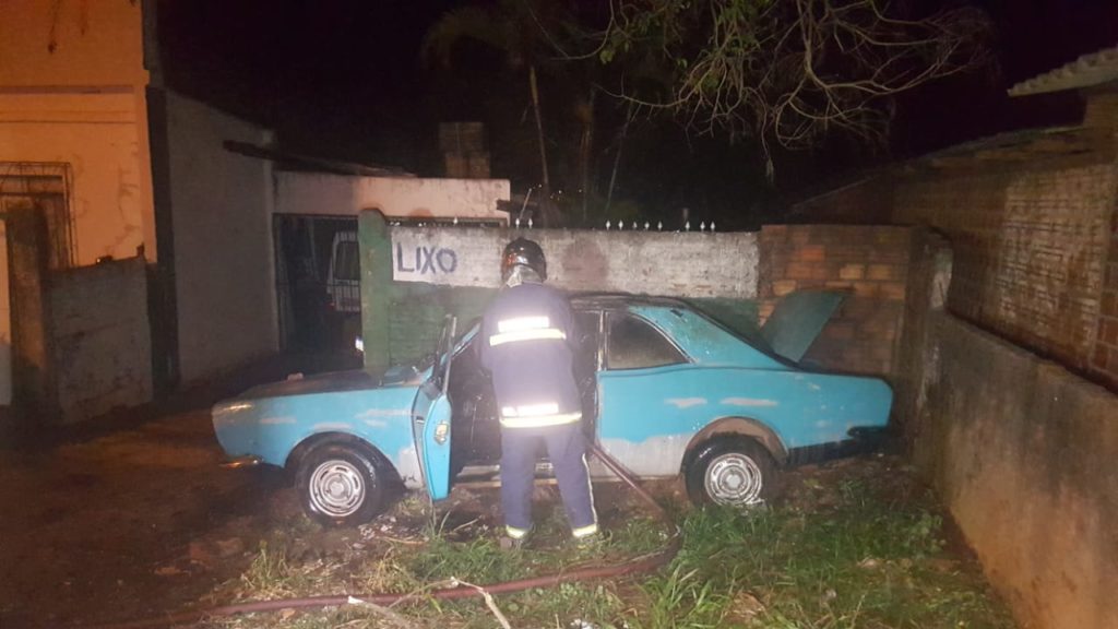 Carro é atingido por incêndio no Morumbi