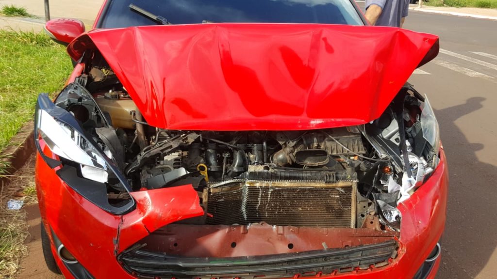 Fiesta fica bastante danificado após colidir contra a traseira de outro veículo na Av. Tito Muffato