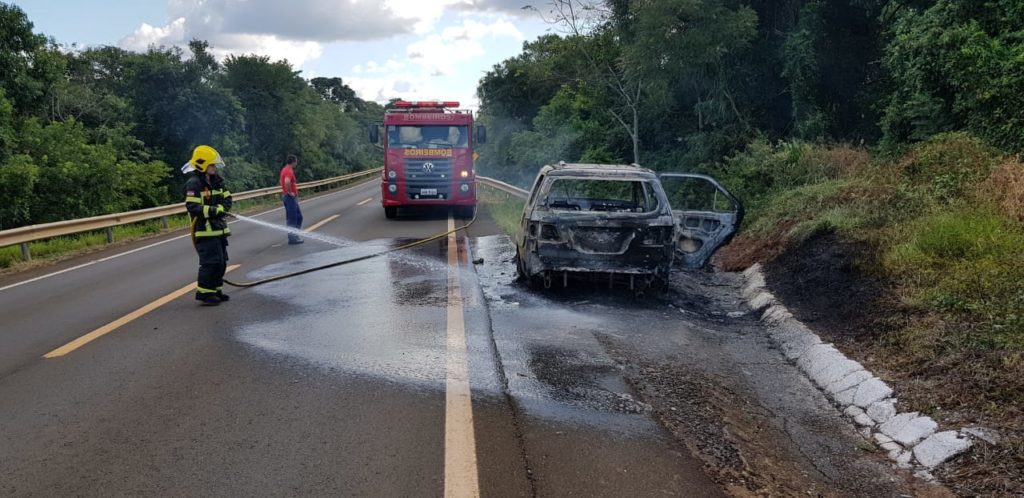 Toyota SW4 é destruído por incêndio na BR-280, em Dionísio Cerqueira