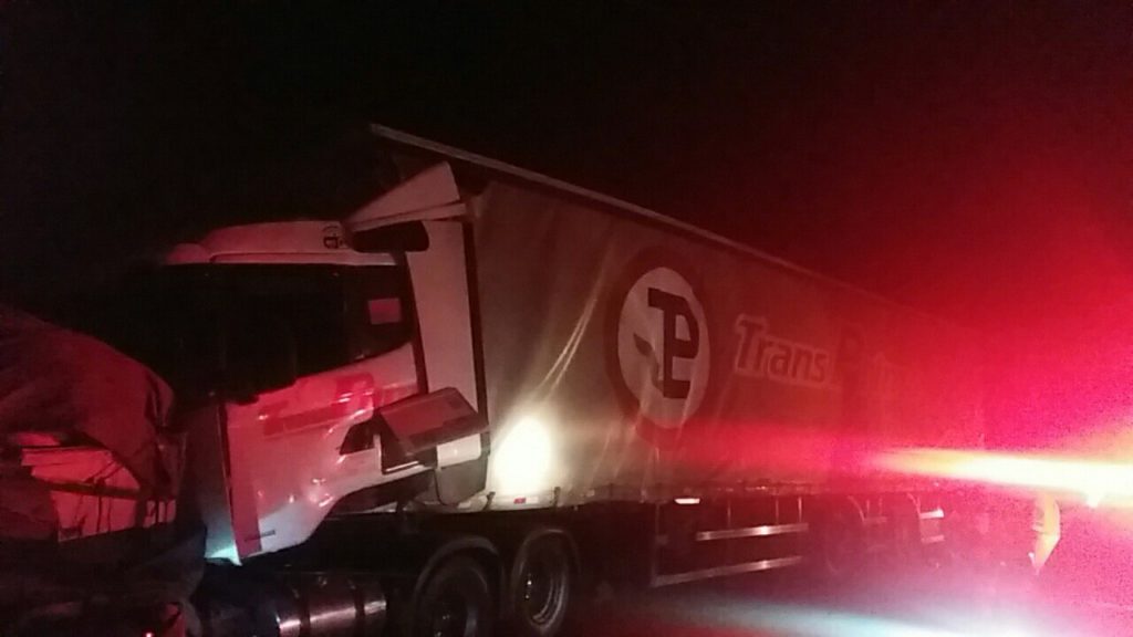 Caminhão vazio não consegue frear e bate na traseira de outro na BR-277 Caminhão vazio não consegue frear e bate na traseira de outro na BR-277