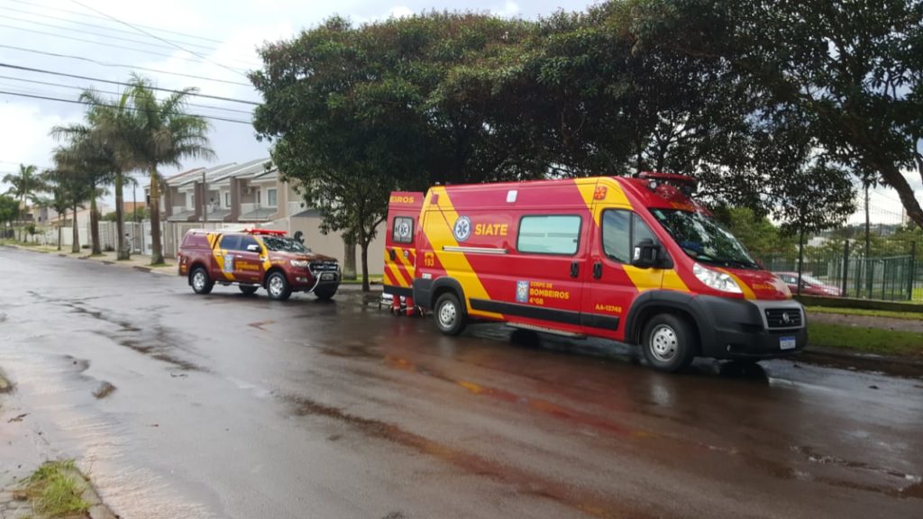 Homem fica ferido após colidir moto contra árvore no Bairro Country