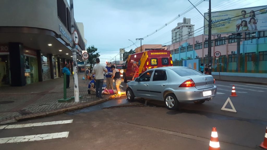 Carros colidem em cruzamento no Centro, deixando duas pessoas feridas