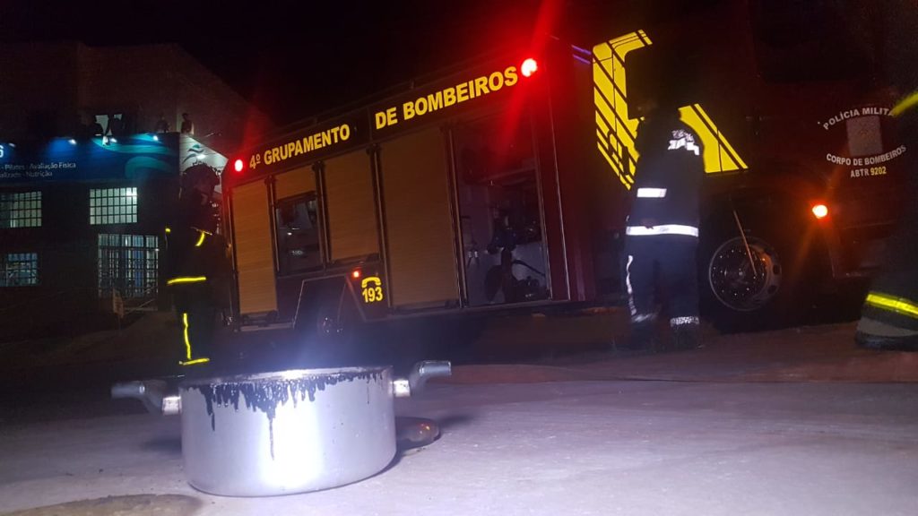 Panela incendeia em fogão e Corpo de Bombeiros é mobilizado em apartamento no Brasmadeira