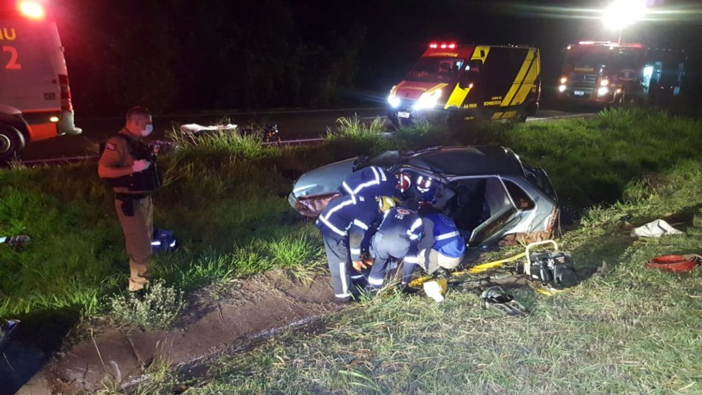 Duas pessoas ficam feridas em capotamento na rodovia BR-467