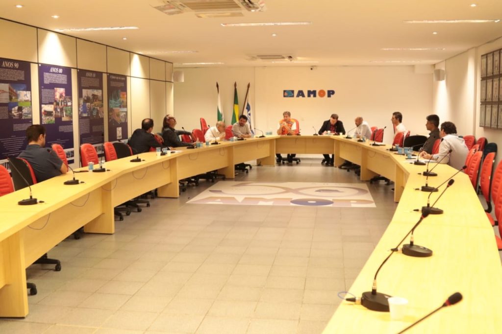 Prefeito e outros representantes do município participam de reunião na Amop