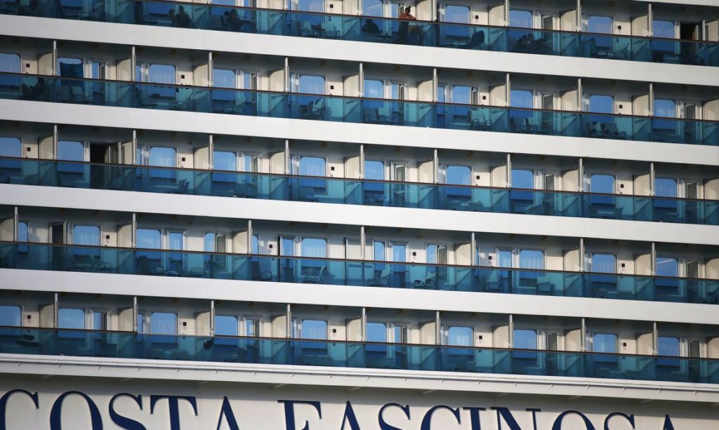 Navio Costa Fascinosa continua em quarentena no Porto de Santos