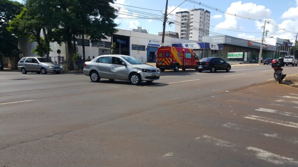 Carro e moto se envolvem em colisão no Centro