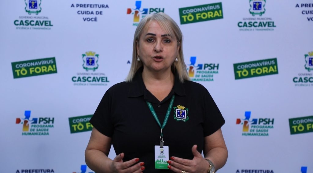 Coordenadora do PMI orienta pessoas que ainda não conseguiram se vacinar durante a campanha contra a gripe