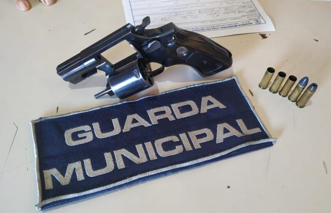 Homem é preso pela GM com revólver e munições em Foz do Iguaçu