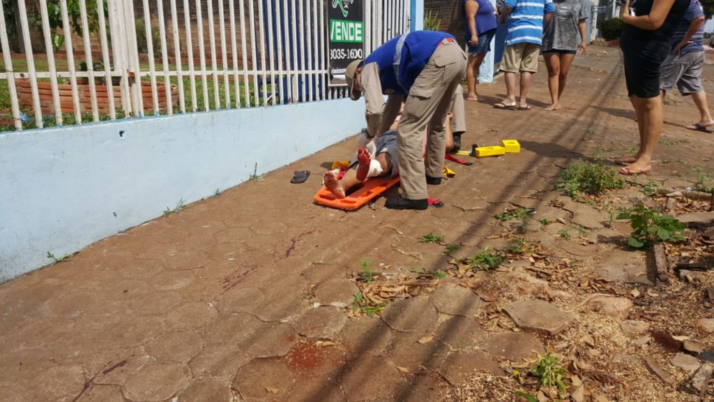 Homem fere a perna com ferramenta de corte no Centro