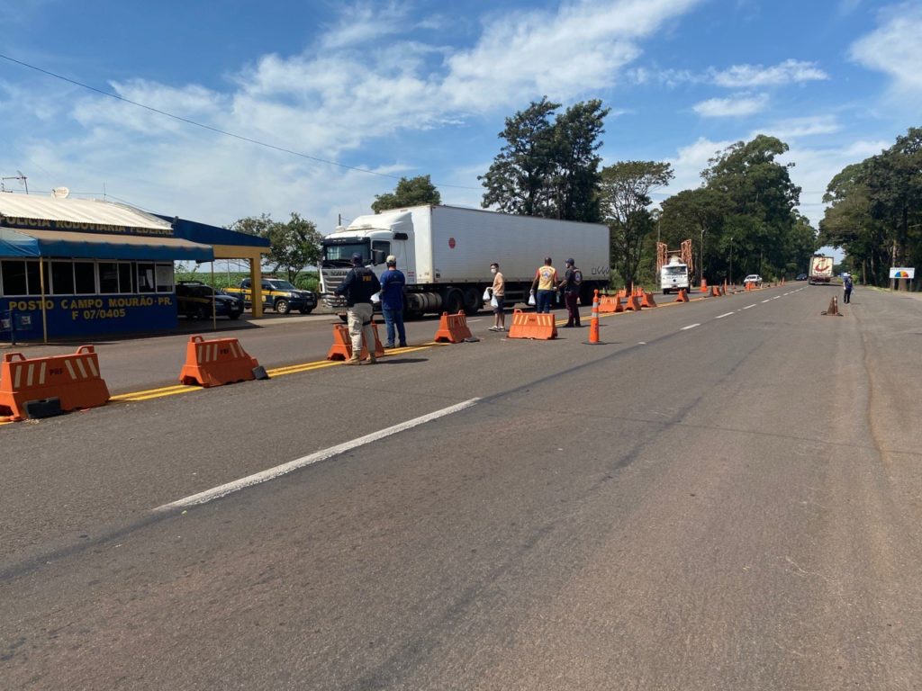 Motociclistas entregam 40 marmitas para caminhoneiros no posto da PRF em Campo Mourão