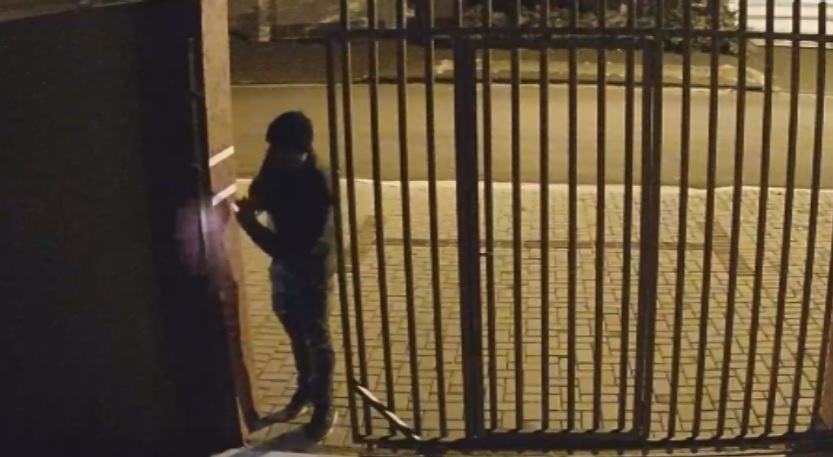 Câmera mostra homem com lanterna invadindo terreno de residência no Bairro Maria Luíza Imagem referente a Câmera mostra homem com lanterna invadindo terreno de residência no Bairro Maria Luíza