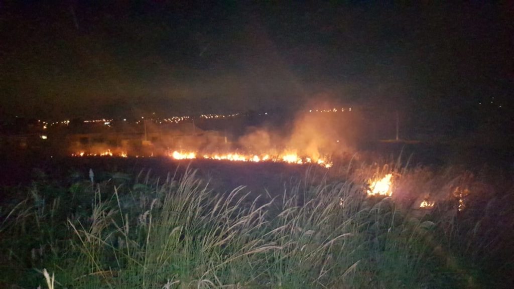 Bombeiros controlam incêndio em vegetação no Loteamento Barcelona