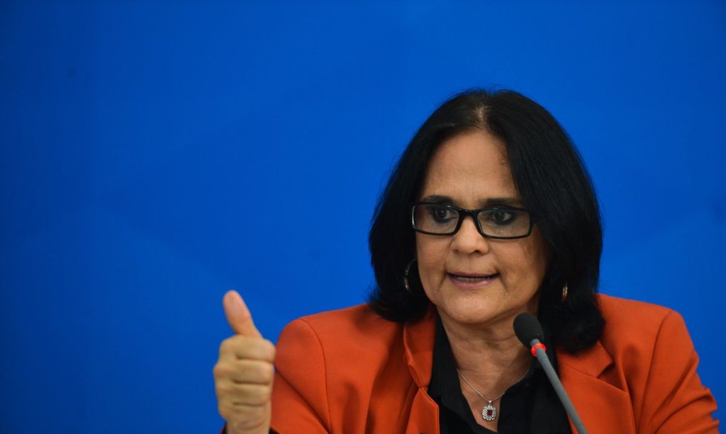 Ministra Damares Alves apresenta Casa da Mulher Brasileira a prefeitos do Sudoeste paranaense