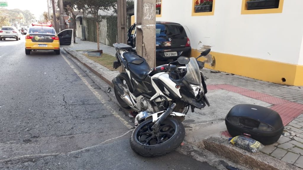 Em Curitiba, acidente entre carro e motocicleta deixa dois feridos