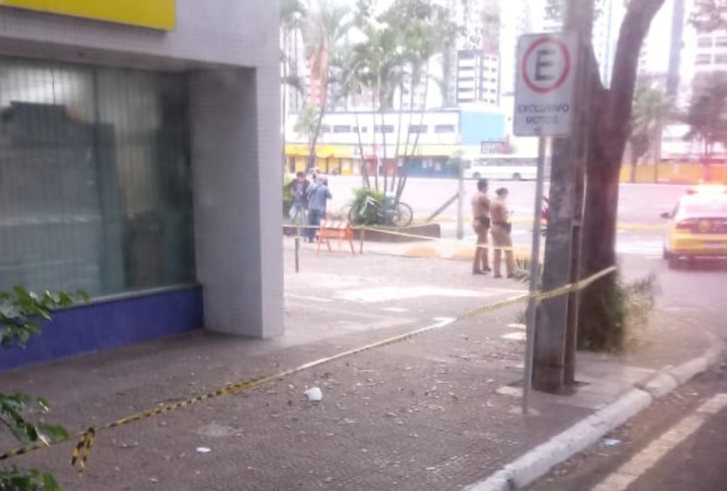 Esquadrão antibombas é chamado para verificar bolsa com suspeita de explosivo deixada em agência bancária de Maringá