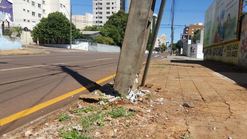 Poste localizado na Rua Recife amanhece com a estrutura danificada