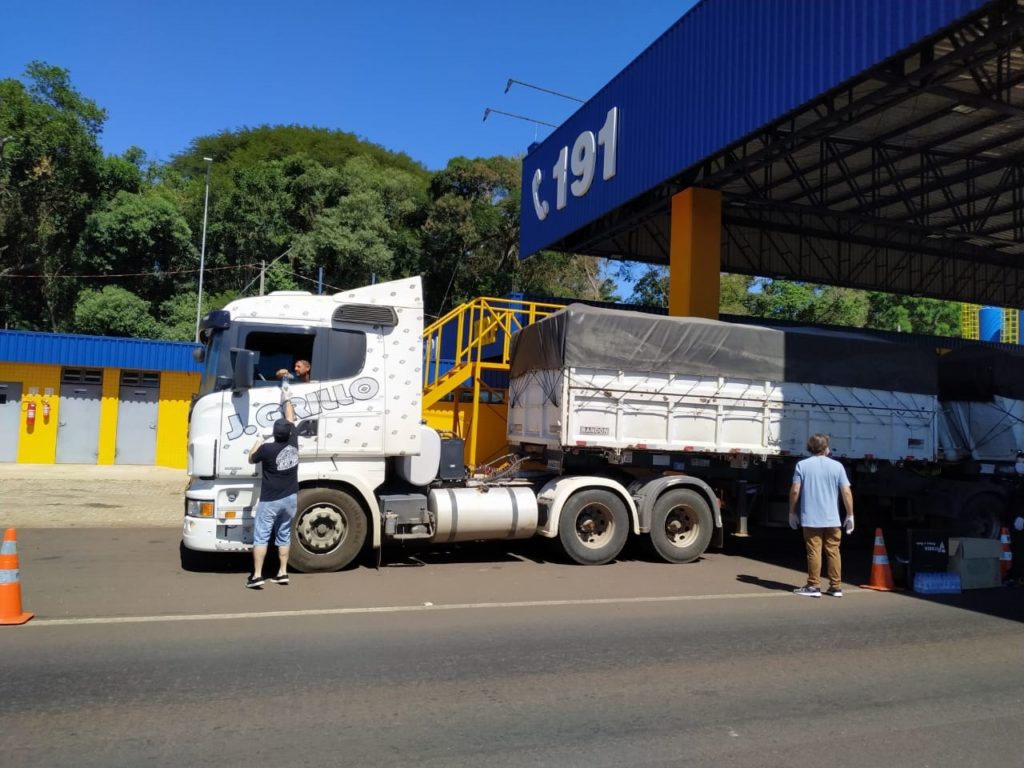 Caminhoneiros recebem marmitas doadas após ação de grupo, no posto da PRF em Cascavel
