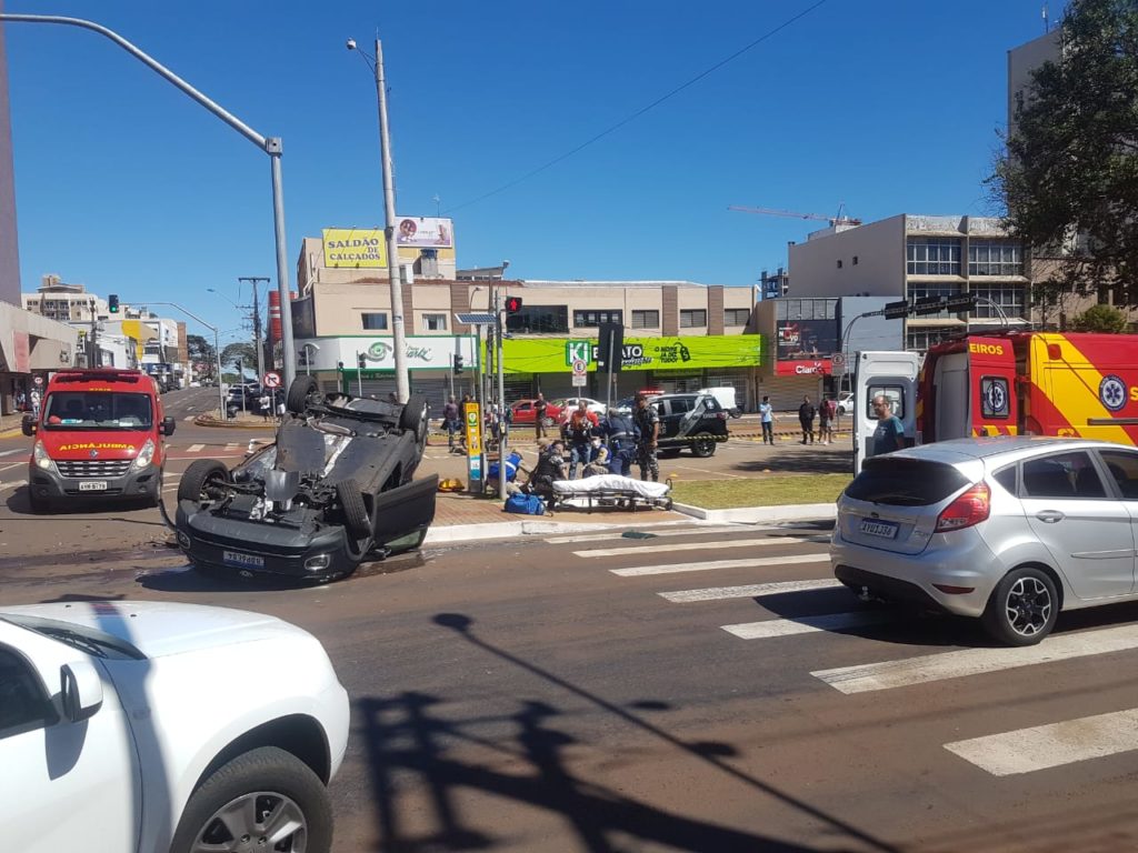 Carros batem e um capota na Av. Brasil, no Centro