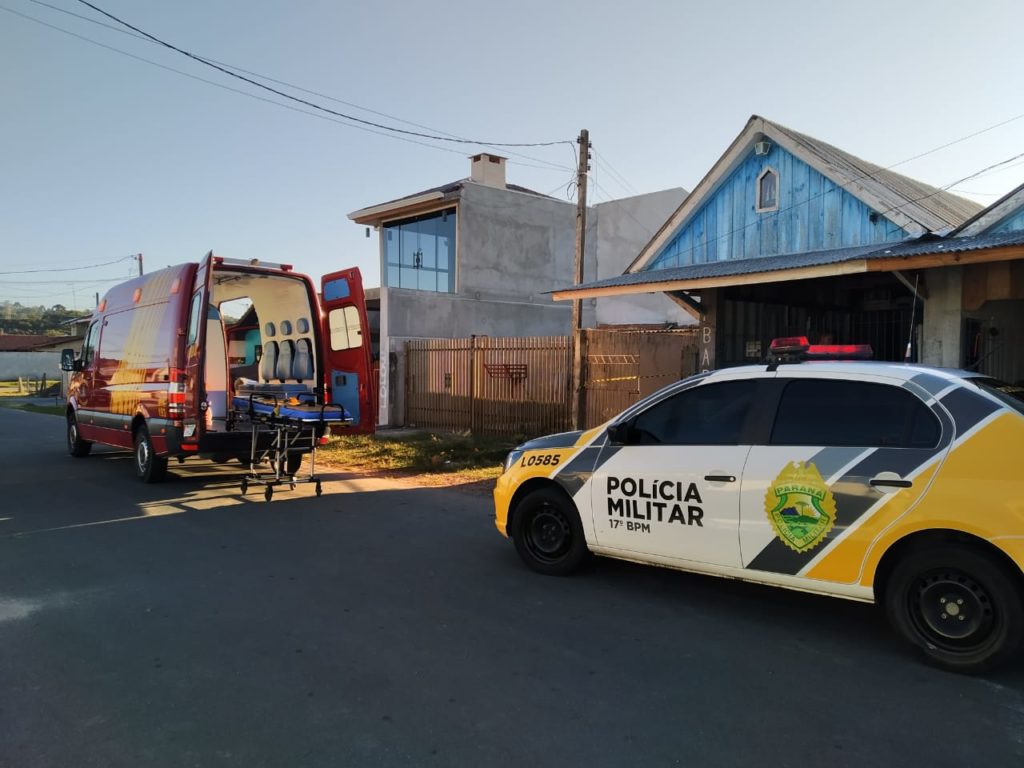 Homem é encontrado morto dentro de casa com faca cravada no pescoço
