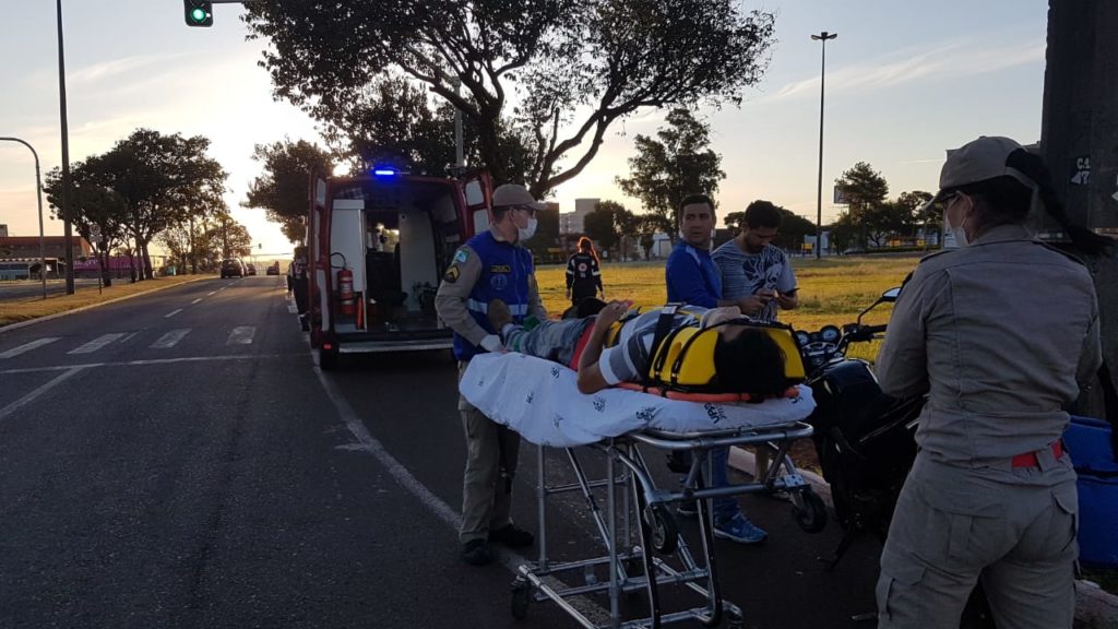Motociclista fratura clavícula em colisão contra carro na Avenida Brasil