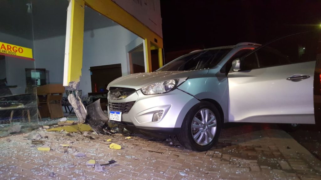 Em fuga da GM, motorista colide carro contra fachada de empresa na Rua Cuiabá, no Alto Alegre