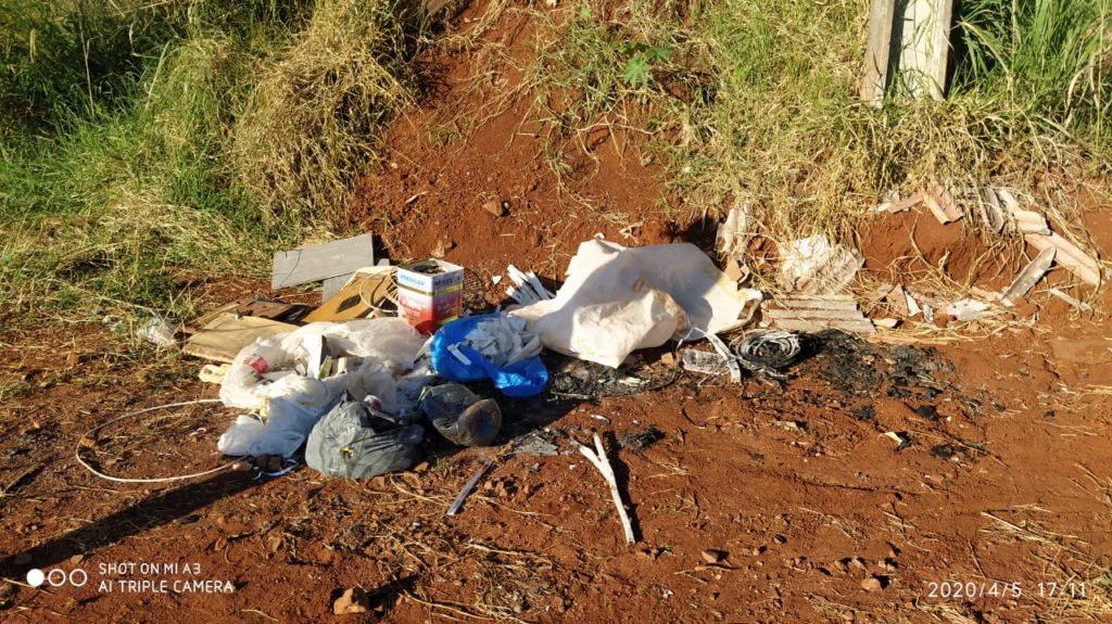Terreno próximo de CMEI e escola está com mato alto e entulhos no Cascavel Velho