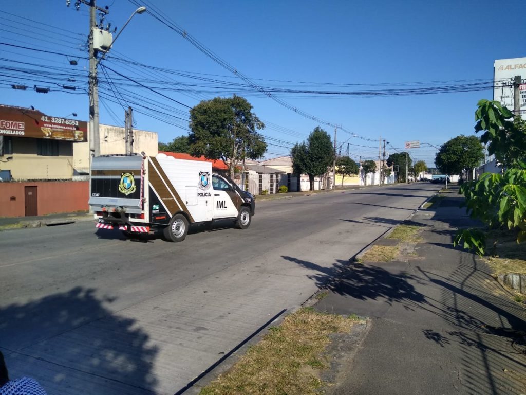 Suspeito em carro roubado troca tiros com a PM e morre em confronto em Curitiba