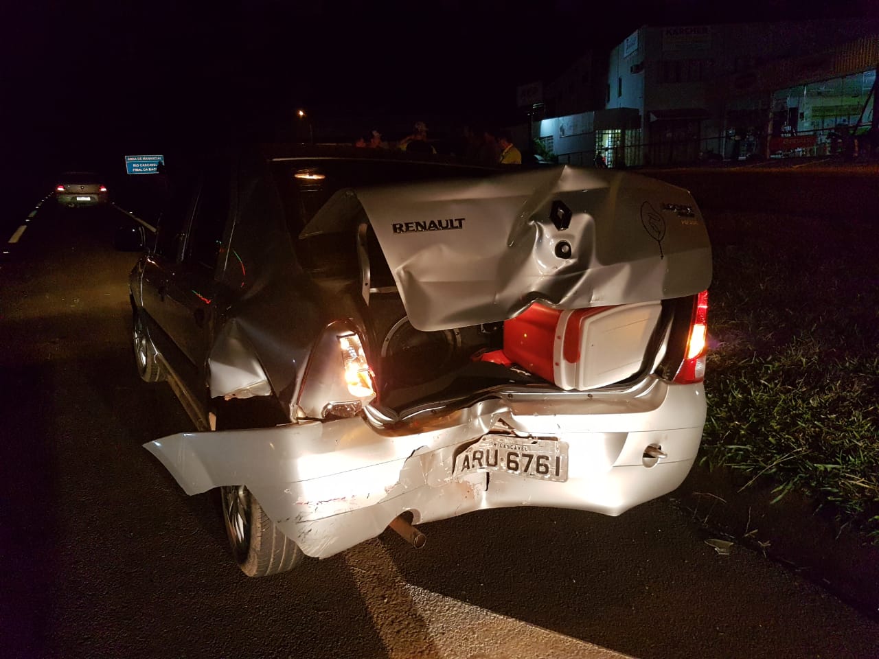 Colisão traseira na BR-277 deixa duas pessoas feridas em Cascavel Imagem referente a Colisão traseira na BR-277 deixa duas pessoas feridas em Cascavel